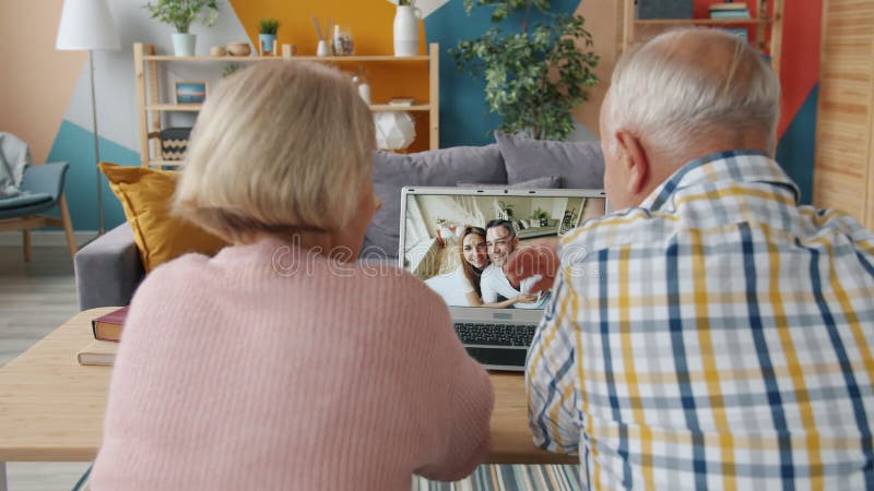 Paar im Ruhestand, die den on-line-Videoanruf spricht mit Familie der jungen Menschen aus dem Haus machen