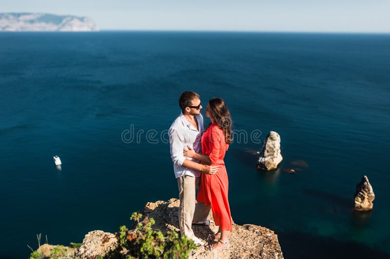Paar in liefde bij zonsondergang door het overzees honeymoon Wittebroodswekenreis Jongen en Meisje bij het Overzees Het reizen va stock fotografie Paar in liefde bij zonsondergang door het overzees honeymoon Wittebroodswekenreis Jongen en Meisje bij het Overzees Het reizen va stock fotografie