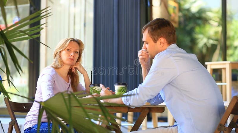 Paar in liefde in een openluchtkoffie Man en mooie vrouw op een datum