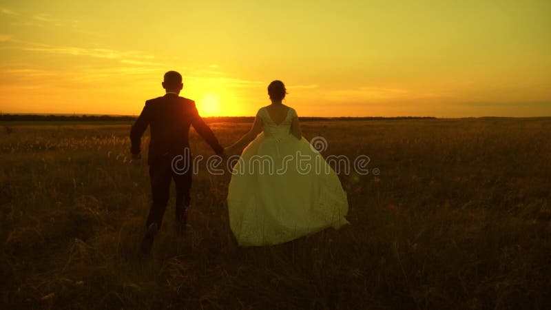 Paar in liefde op een wittebroodswekenreis Bruid en bruidegom Langzame Motie E Gelukkige mens