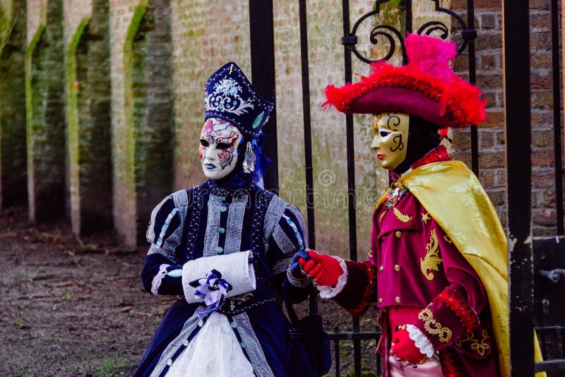 Paar Met Redactionele Stock Afbeelding - Image of carnaval, kostuum: