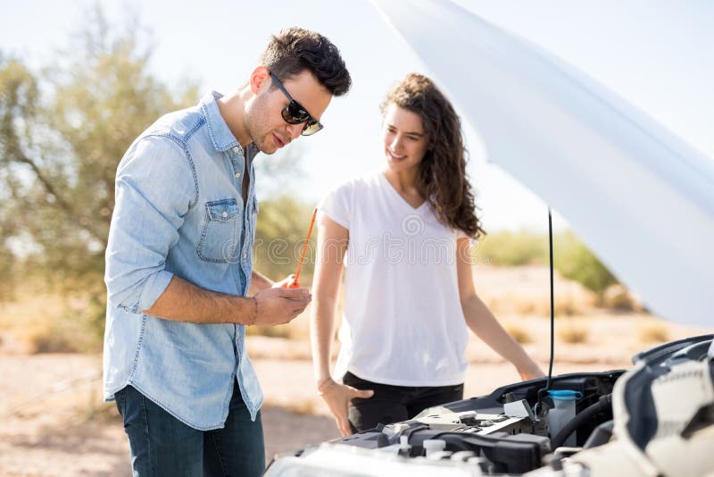 Paar op wegreis met opgesplitste auto stock afbeelding Paar op wegreis met opgesplitste auto stock afbeelding