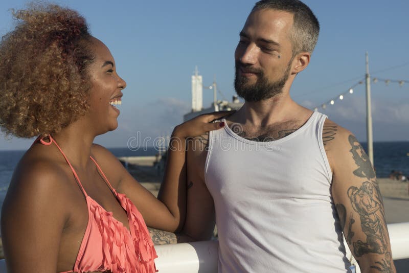 Paar op zonnig strand in de zomervakantie royalty-vrije stock afbeelding Paar op zonnig strand in de zomervakantie royalty-vrije stock afbeelding