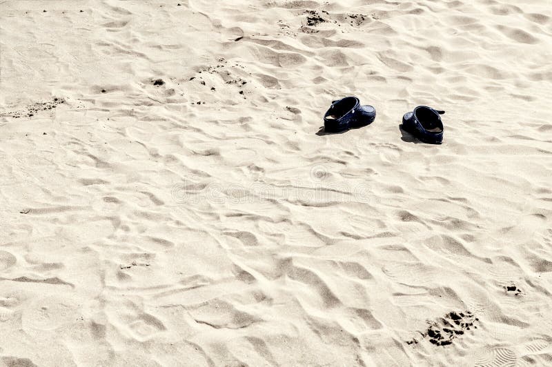 Paar schoenen op het strand royalty-vrije stock fotografie Paar schoenen op het strand royalty-vrije stock fotografie
