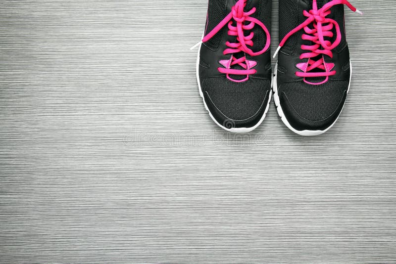 Paar sportschoenen op grijze houten achtergrond, Sporttoebehoren stock afbeelding Paar sportschoenen op grijze houten achtergrond, Sporttoebehoren stock afbeelding