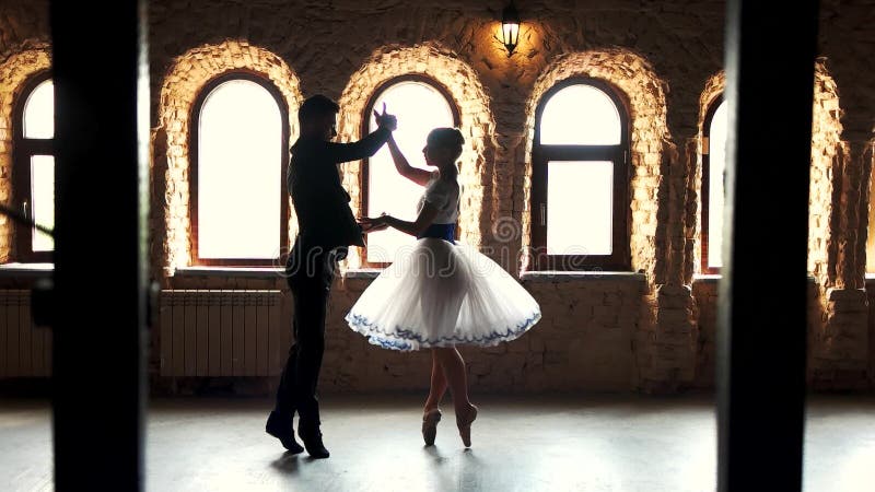 Paar van balletdansers die in studio opleiden
