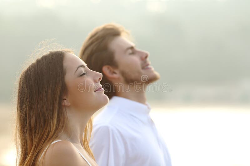 Paar van mens en vrouw die diepe verse lucht de ademen