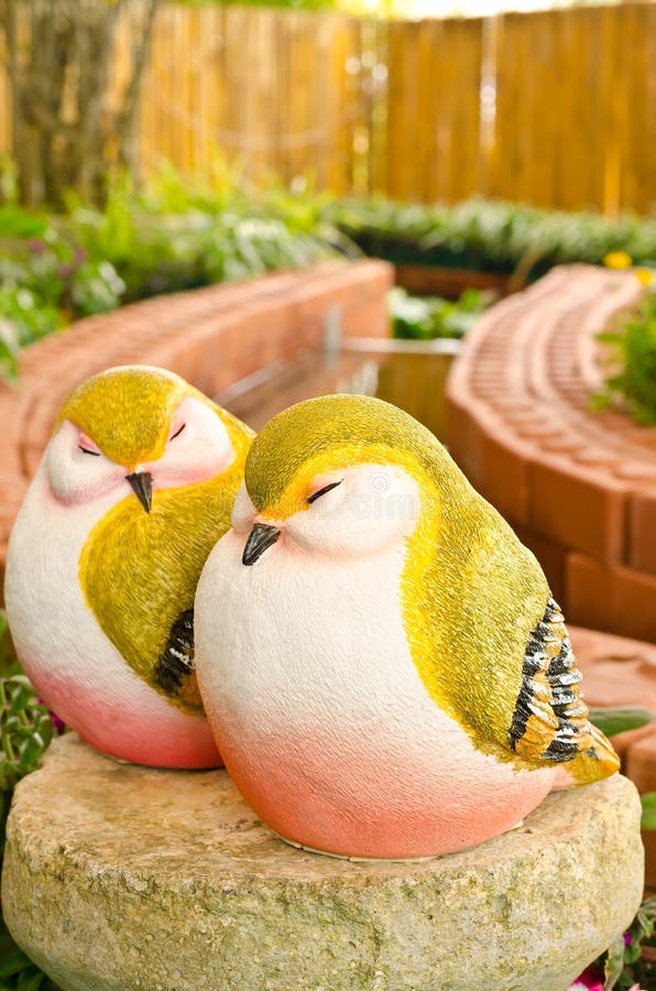 Paar van vogelstandbeeld in tuin royalty-vrije stock afbeelding