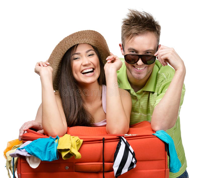 Paar verpackt herauf Koffer mit Kleidung für das Reisen