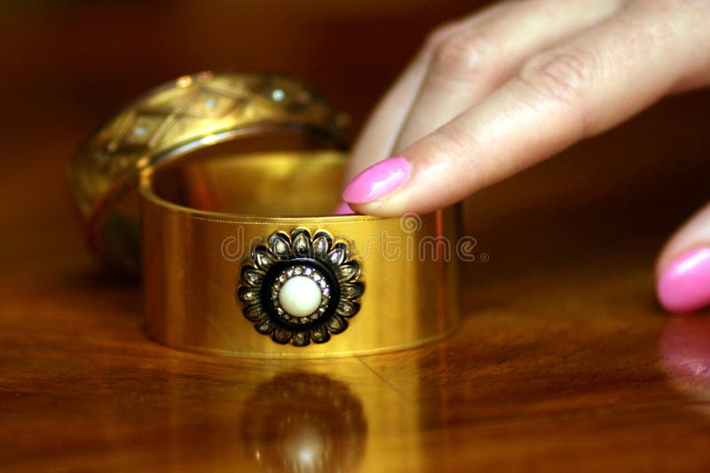 Paar victorian gouden armbanden met parel, diamanten en onyxdecoratie royalty-vrije stock foto Paar victorian gouden armbanden met parel, diamanten en onyxdecoratie royalty-vrije stock foto