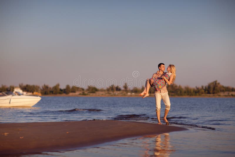 Paare auf dem Strand stockfotografie Paare auf dem Strand stockfotografie