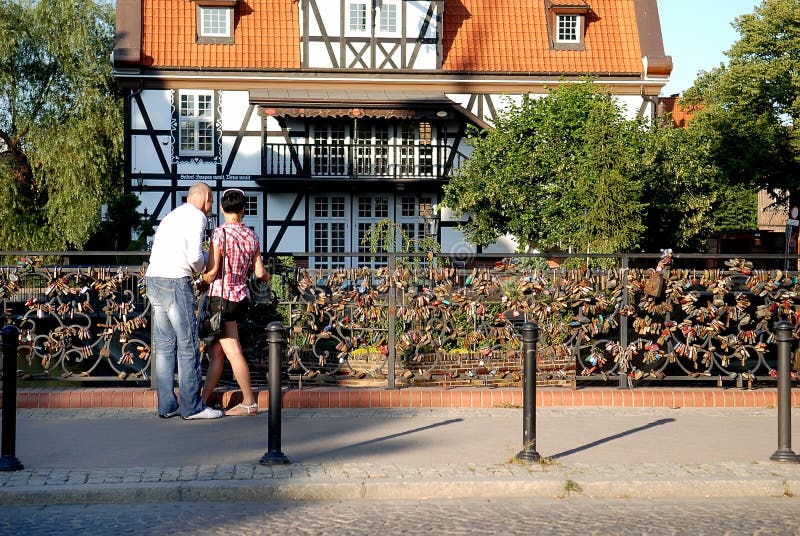 Paare auf der Brücke der Liebe stockfotografie Paare auf der Brücke der Liebe stockfotografie