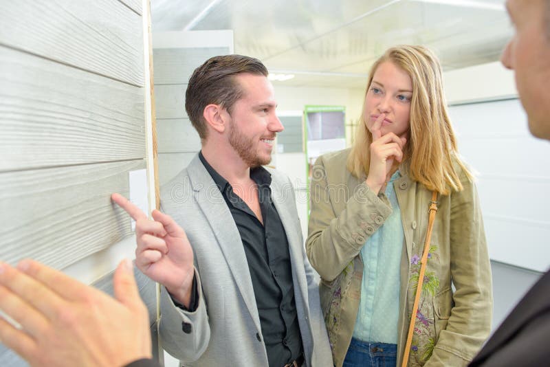 Paare auf hölzerner Fußbodenauswahl lizenzfreies stockfoto Paare auf hölzerner Fußbodenauswahl lizenzfreies stockfoto