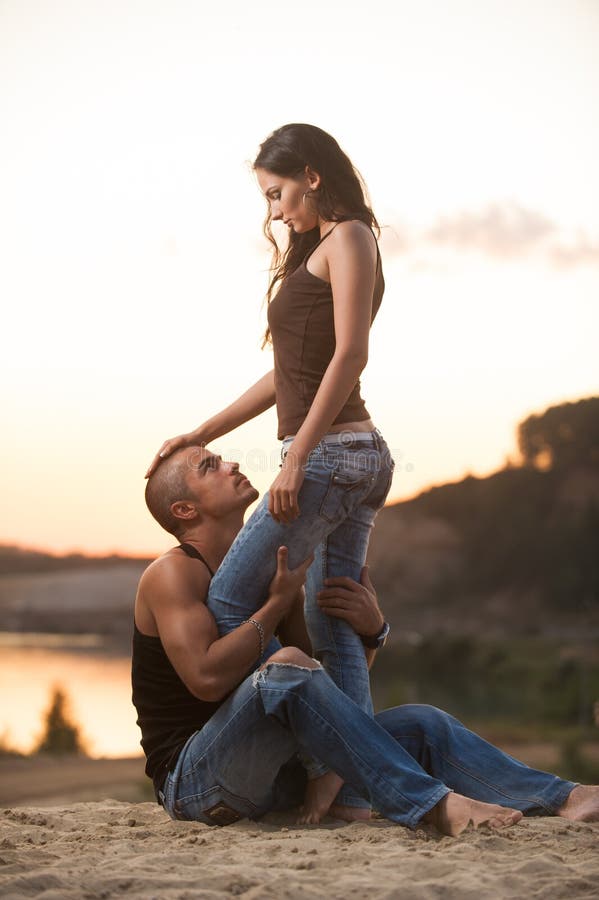 Paare in den Jeans auf dem Strand lizenzfreies stockbild Paare in den Jeans auf dem Strand lizenzfreies stockbild