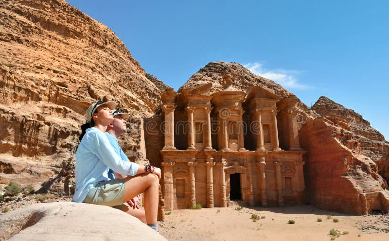 Paare in der Anzeige Deir der Kloster-Tempel in PETRA, Jordanien lizenzfreie stockbilder Paare in der Anzeige Deir der Kloster-Tempel in PETRA, Jordanien lizenzfreie stockbilder
