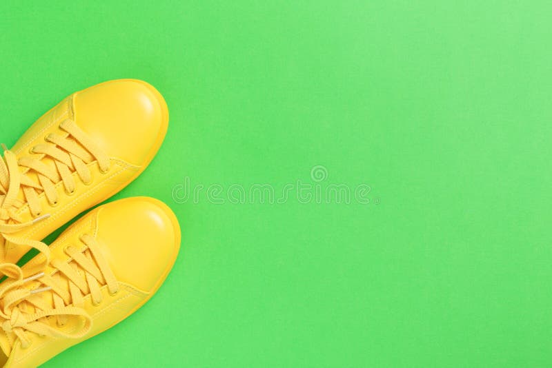 Paare der gelben Schuhe auf grünem Hintergrund stockbilder Paare der gelben Schuhe auf grünem Hintergrund stockbilder