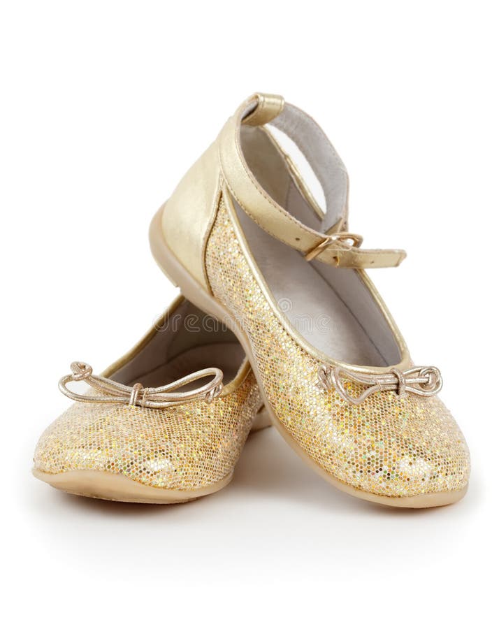Paare der glänzenden goldenen Schuhe für Mädchen lizenzfreie stockfotos Paare der glänzenden goldenen Schuhe für Mädchen lizenzfreie stockfotos