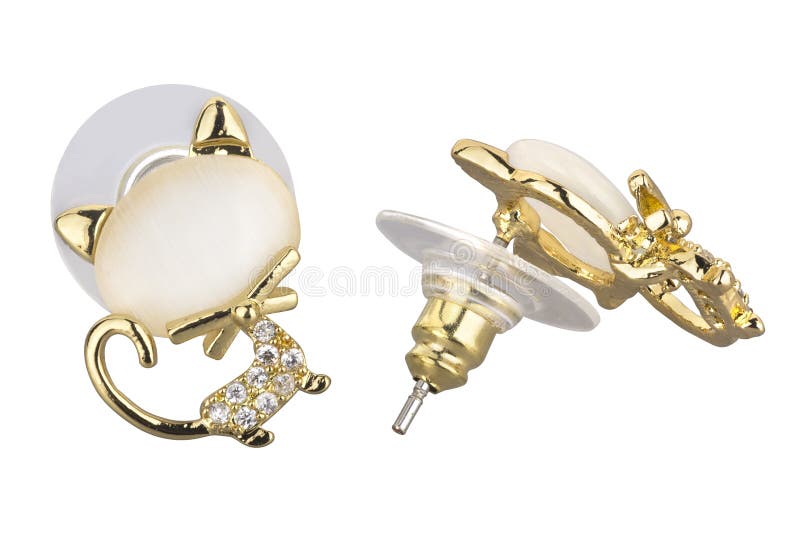 Paare der goldenen Ohrringe geformt wie eine Katze, wenn einer großen Perle und kleinen Diamanten, auf weißem Hintergrund lokalis lizenzfreie stockbilder Paare der goldenen Ohrringe geformt wie eine Katze, wenn einer großen Perle und kleinen Diamanten, auf weißem Hintergrund lokalis lizenzfreie stockbilder