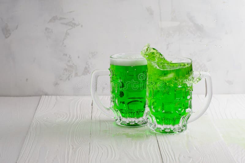 Paare der grünen Biergläser mit Spritzen lizenzfreies stockfoto Paare der grünen Biergläser mit Spritzen lizenzfreies stockfoto