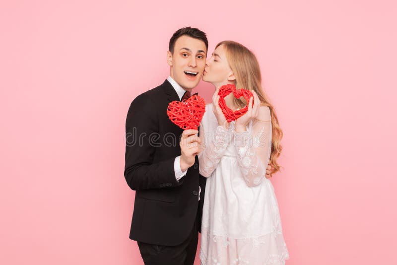 Paare in der Liebe, in Mann und in Frau, die rote Herzen, auf rosa Hintergrund, Liebhabertageskonzept halten stockbilder Paare in der Liebe, in Mann und in Frau, die rote Herzen, auf rosa Hintergrund, Liebhabertageskonzept halten stockbilder