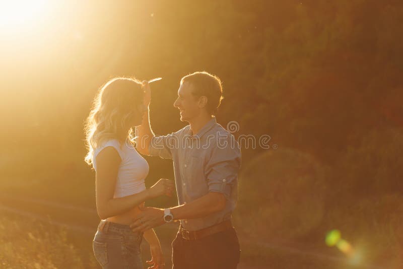 Paare in der Liebe am Sonnenuntergang stockbild Paare in der Liebe am Sonnenuntergang stockbild