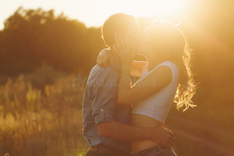 Paare in der Liebe am Sonnenuntergang kuß stockbild Paare in der Liebe am Sonnenuntergang kuß stockbild
