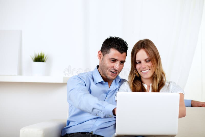 Paare in der Liebe unter Verwendung eines Computers zu Hause