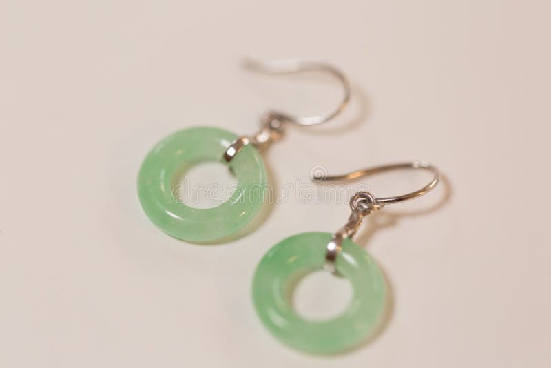Paare des silbernen Ohrrings mit Kreisjadenahaufnahme lizenzfreies stockfoto Paare des silbernen Ohrrings mit Kreisjadenahaufnahme lizenzfreies stockfoto