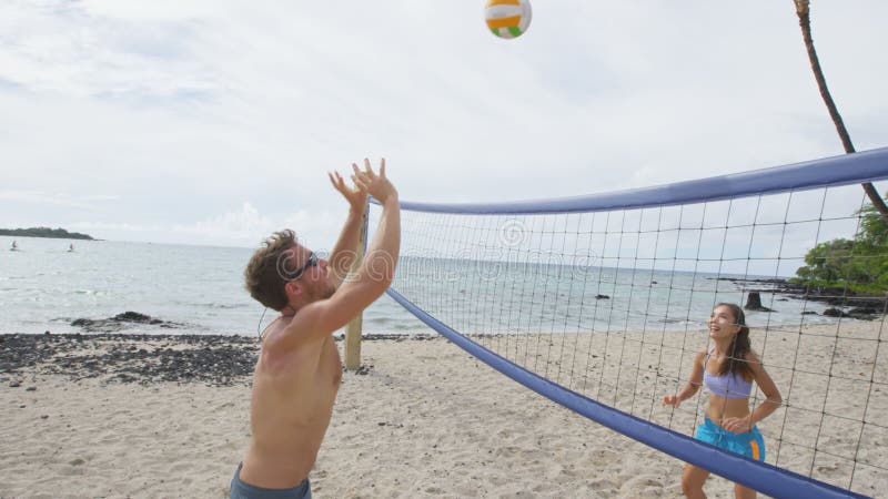 Paare, die aktive Lebensweise des Strandvolleyball spielen