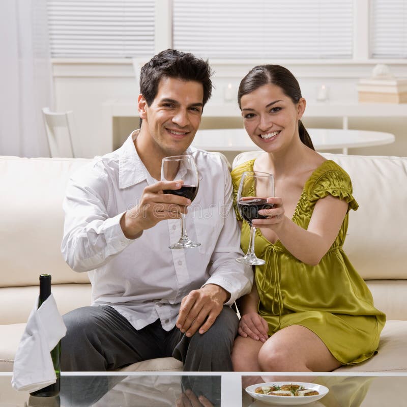 Paare, die den Rotwein feiert Jahrestag rösten lizenzfreies stockbild Paare, die den Rotwein feiert Jahrestag rösten lizenzfreies stockbild