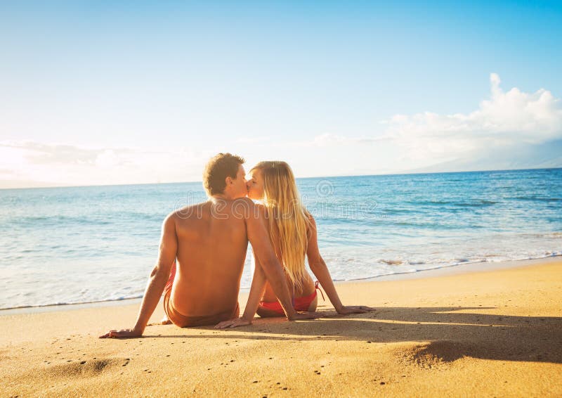 Paare, die den Sonnenuntergang auf tropischen Strand-Ferien aufpassen lizenzfreie stockfotografie Paare, die den Sonnenuntergang auf tropischen Strand-Ferien aufpassen lizenzfreie stockfotografie