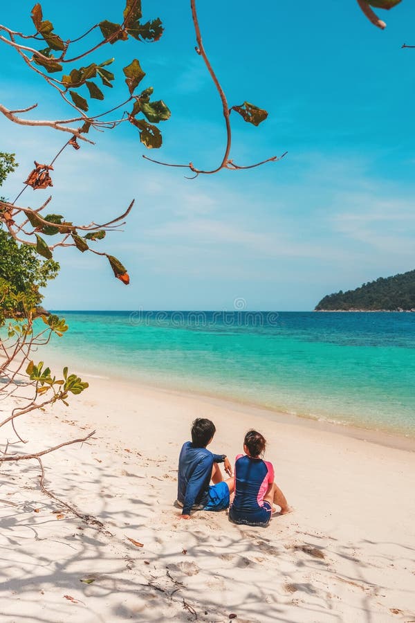 Paare, die an den StrandSommerferien sich entspannen lizenzfreies stockbild Paare, die an den StrandSommerferien sich entspannen lizenzfreies stockbild