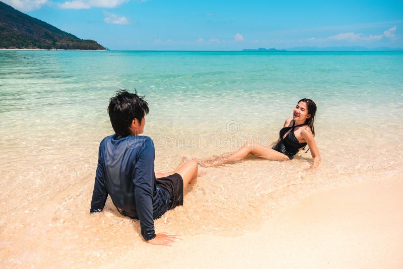 Paare, die an den StrandSommerferien sich entspannen stockbild Paare, die an den StrandSommerferien sich entspannen stockbild