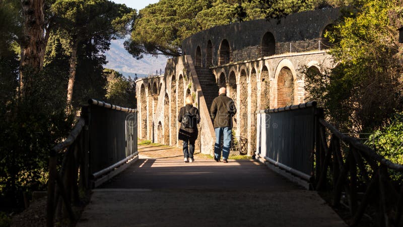 Paare Von Den Touristen, Welche Die Ruinen In Pompeji ...