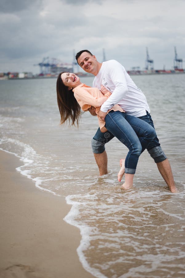Paare, die durch Heron gehen Mann und Frau auf Sand stockfotos Paare, die durch Heron gehen Mann und Frau auf Sand stockfotos