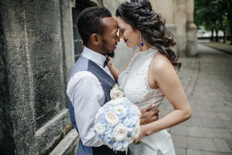 Paare, die ihren Hochzeitstag feiern stockbilder Paare, die ihren Hochzeitstag feiern stockbilder