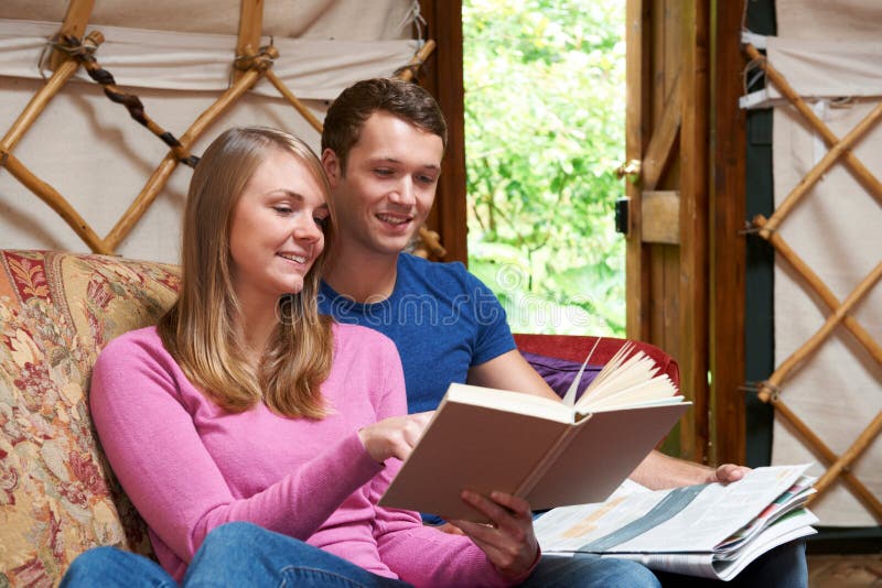 Paare, die Luxus-kampierenden Feiertag in Yurt genießen lizenzfreie stockfotos Paare, die Luxus-kampierenden Feiertag in Yurt genießen lizenzfreie stockfotos