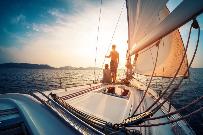 Paare, die Sonnenuntergang vom Segelboot genießen