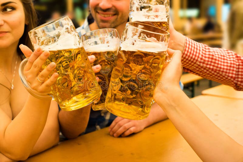 Paare, die Spaß beim Oktoberfest haben stockfotos Paare, die Spaß beim Oktoberfest haben stockfotos