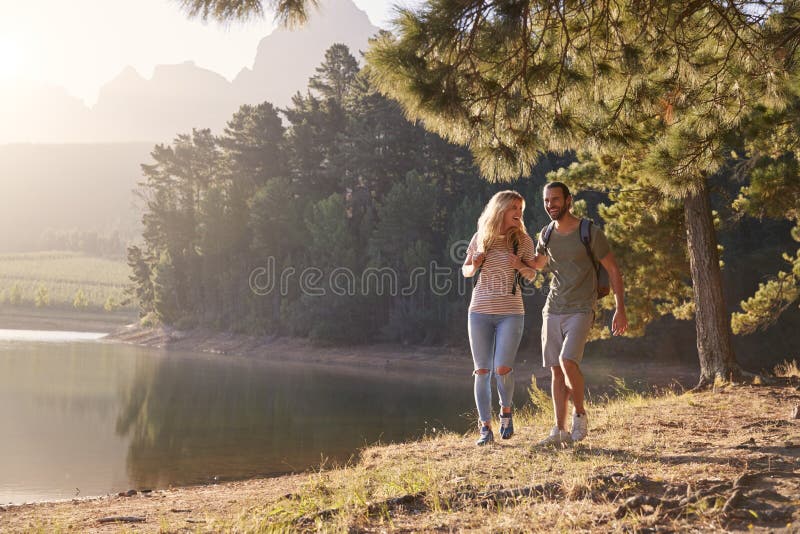 Paare, die Weg durch See auf der Familie wandert Abenteuer genießen