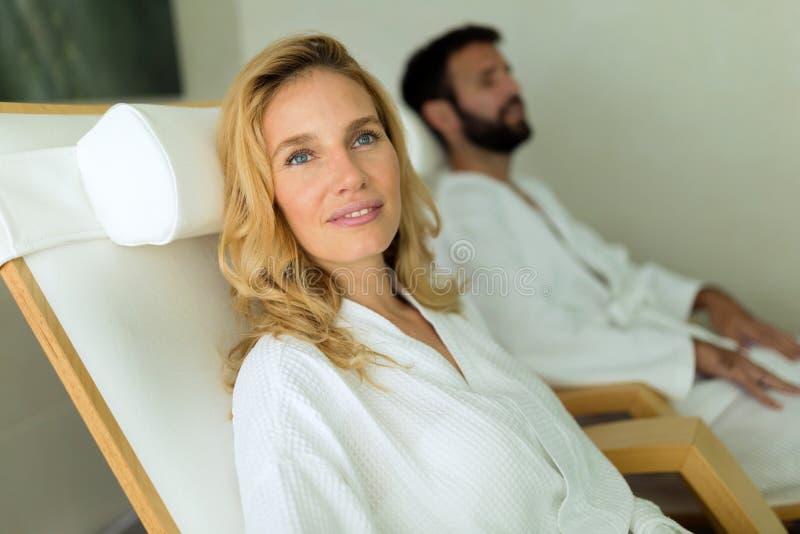 Paare, die Wellnesskurortbehandlungen genießen stockfotos Paare, die Wellnesskurortbehandlungen genießen stockfotos