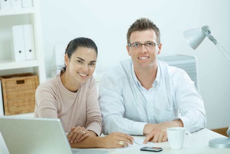 Paare, die zu Hause arbeiten Paare, die zu Hause arbeiten