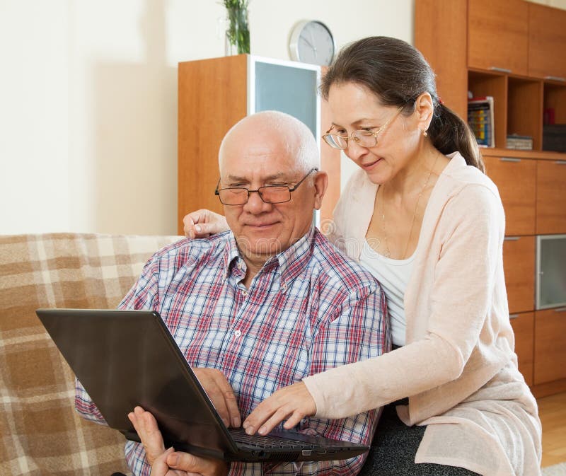 Paare, die zu Hause über Internet kaufen