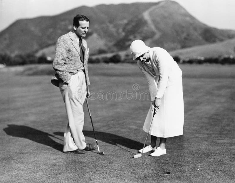 Paare, die zusammen Golf spielen (alle dargestellten Personen sind nicht längeres lebendes und kein Zustand existiert Lieferanten lizenzfreie stockfotos Paare, die zusammen Golf spielen (alle dargestellten Personen sind nicht längeres lebendes und kein Zustand existiert Lieferanten lizenzfreie stockfotos