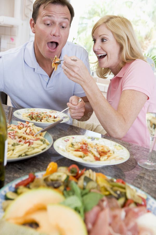 Paare, die zusammen Mahlzeit, Mealtime genießen lizenzfreies stockbild Paare, die zusammen Mahlzeit, Mealtime genießen lizenzfreies stockbild