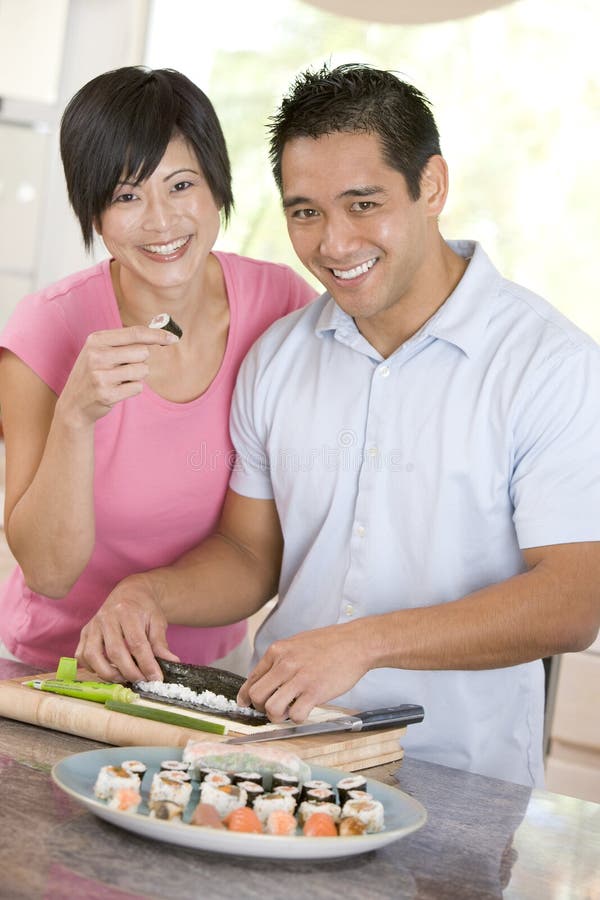 Paare, die zusammen Sushi zubereiten stockfotografie Paare, die zusammen Sushi zubereiten stockfotografie