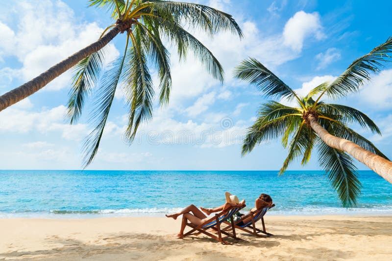 Paare entspannen sich auf dem Strand, der schönes Meer auf der Tropeninsel genießt