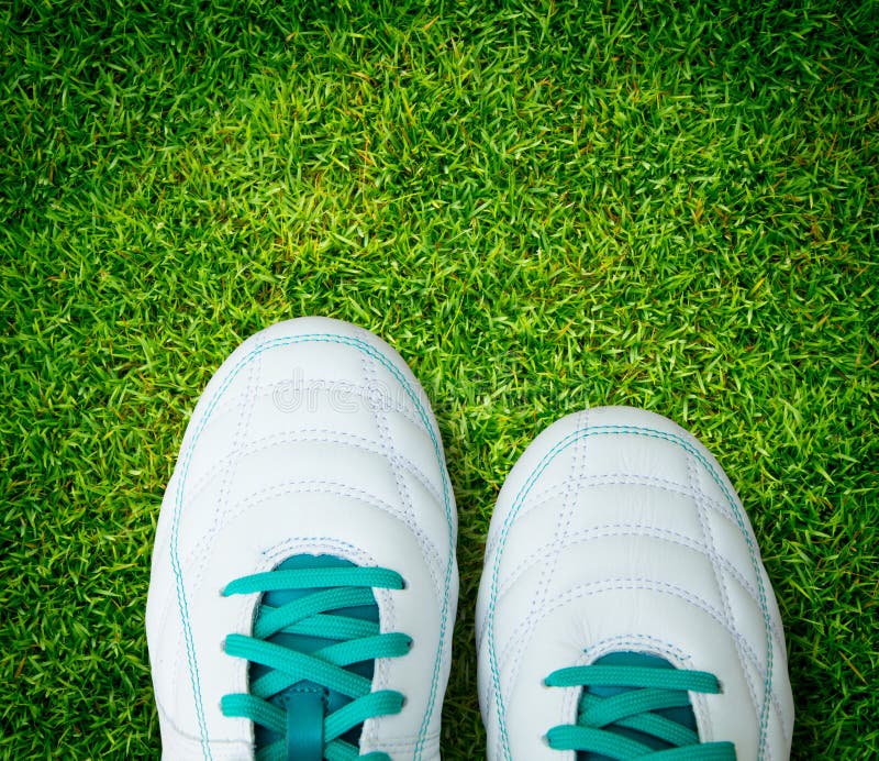 Paare Fußball Schuhe Auf Grüner Rasenfläche Stockbild Bild Fußball Mit Paar Sportschuhe Auf Gras Lizenzfreie Fotos