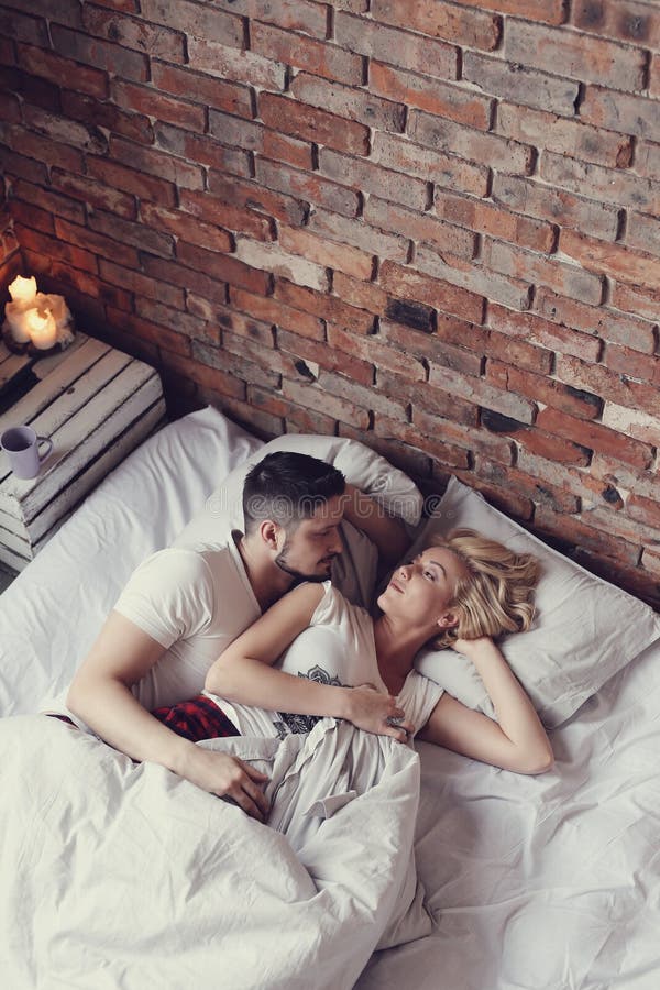 Paare im Bett stockfoto. Bild von attraktiv, fahrwerkbeine ...