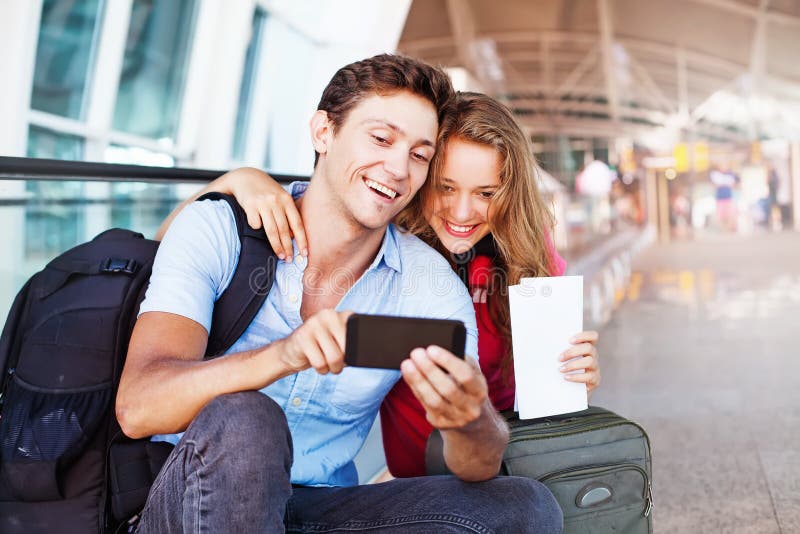Paare im Flughafen unter Verwendung Reise-APP stockfoto Paare im Flughafen unter Verwendung Reise-APP stockfoto